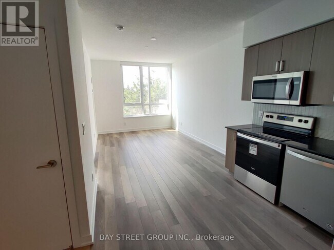 Photo du bâtiment - 1603 Eglinton Ave W