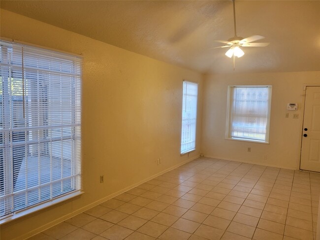 Foto del edificio - 15135 Kennedy Oaks St