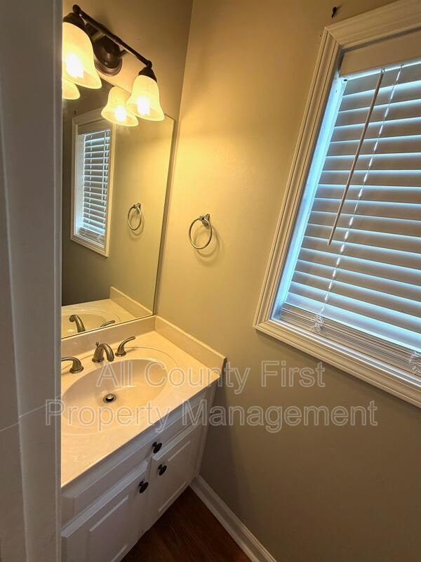 Foto del edificio - 2215 Lake Royale Dr