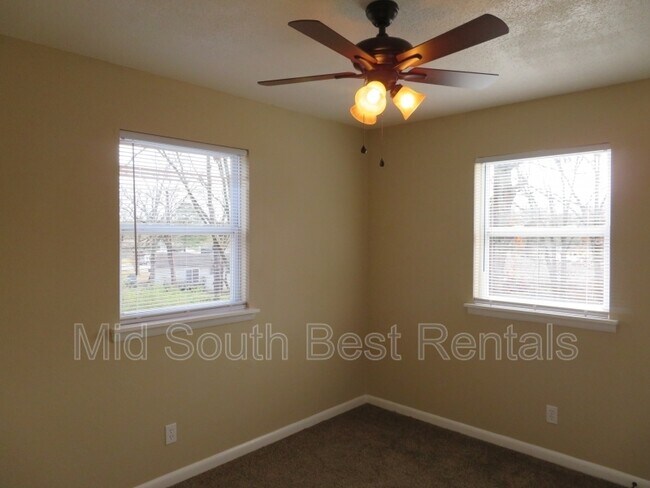 Building Photo - 413 Lindenhurst Dr
