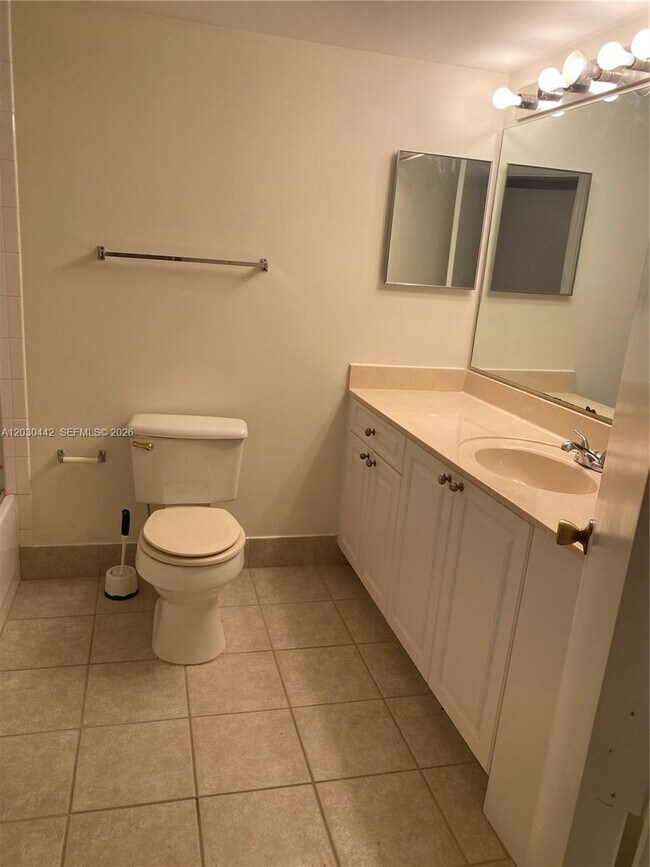 Foto del edificio - 300 Crestwood Ct N