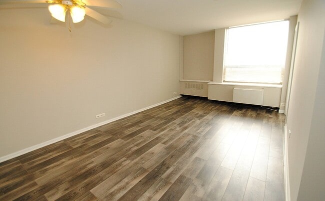 Building Photo - 1460 N Sandburg Ter