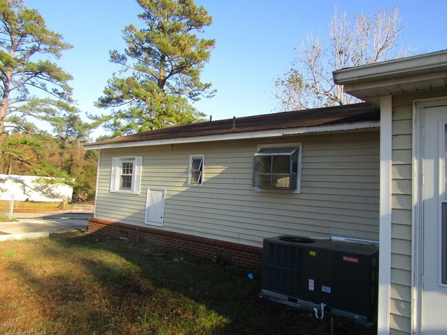 Building Photo - 11 Windsor Dr