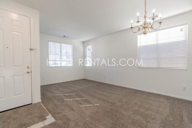 Foto del edificio - Charming 3-Bedroom Home with a Beautiful Pool in Lathrop! *POOL SERVICE INCLUDED*