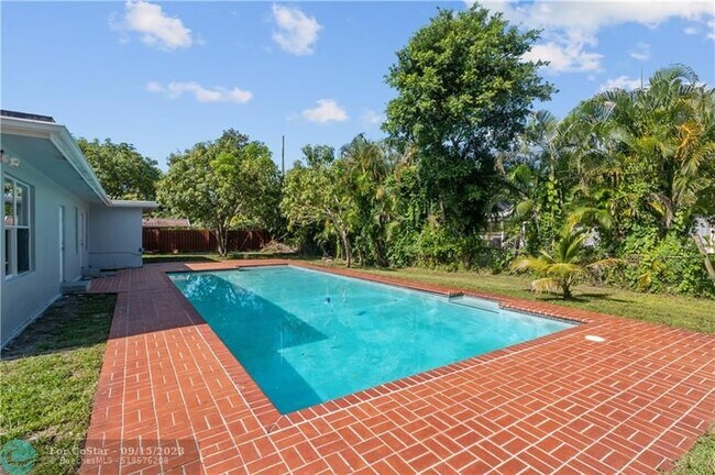 Building Photo - 701 Azalea Ct