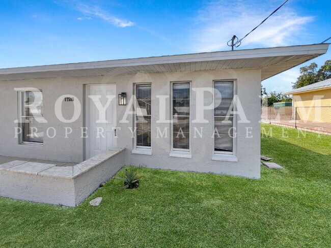 Foto del edificio - Your Cozy Core Era Starts in Fort Myers – 3BR/2BA Duplex with a Fresh New HVAC!