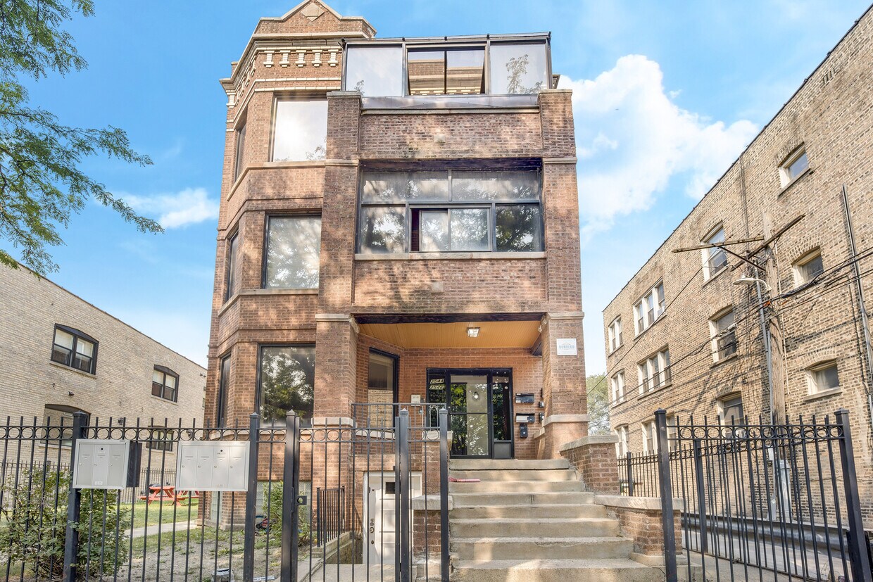 Primary Photo - 2544 N Harding Ave