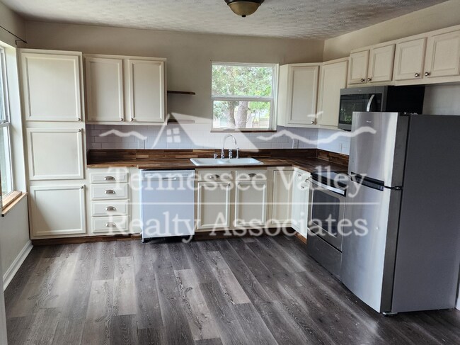 Foto del edificio - Charming 2-Bedroom, 2-Bath Home Just Minut...