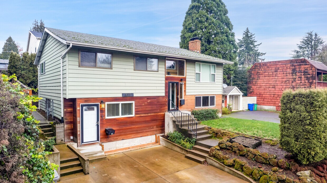 Entrance lower left - 8325 SW Terwilliger Blvd (Portland, OR)