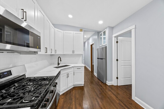 Photo - 915 W Newport Ave (Chicago, IL) Apartment