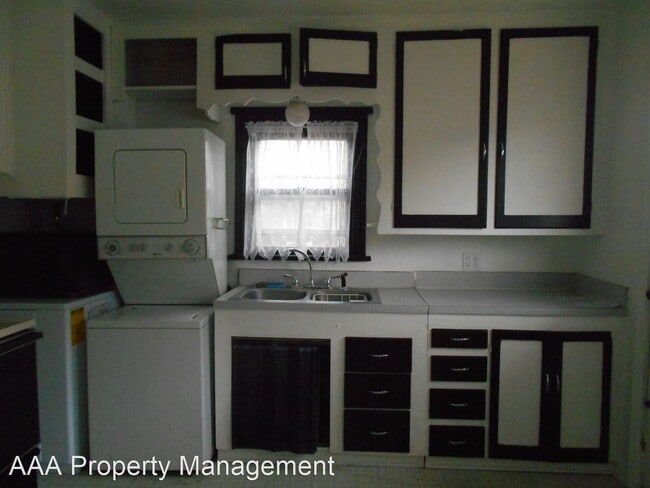 Building Photo - 2 br, 1 bath House - 3005 W. Hazel St