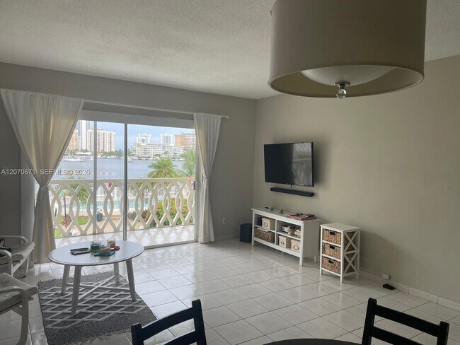 Foto del edificio - 450 Golden Isles Dr
