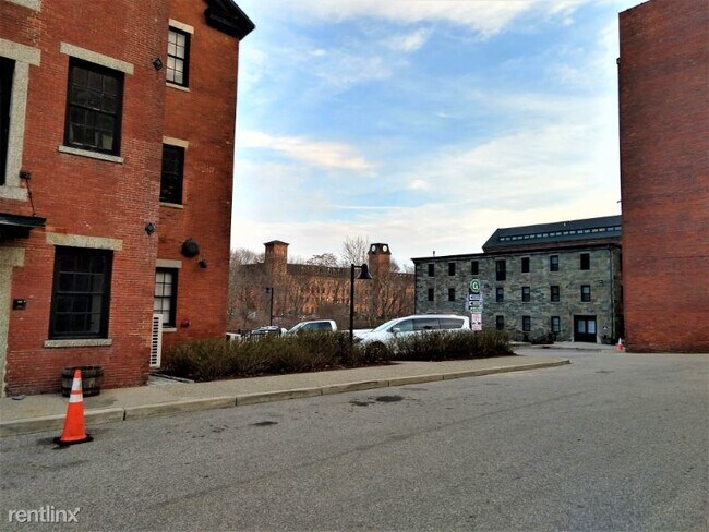 Foto del edificio - 1 br, 1 bath Apartment - 555 Roosevelt Ave
