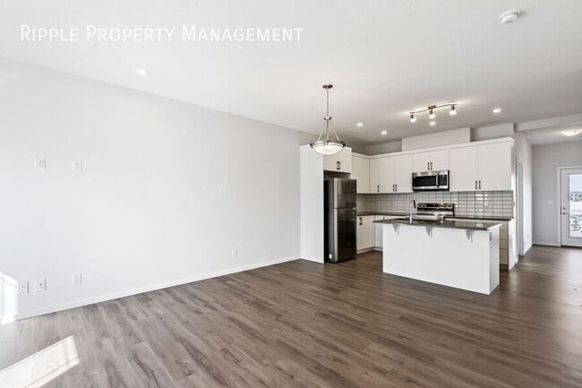 Building Photo - FANTASTIC 4 BEDS/ 2.5 BATHS HOUSE WITH BASEMENT!