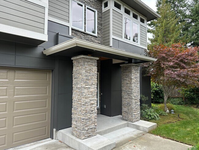 Foto del edificio - Beautiful 4 bedroom Kenmore Home with Ever...