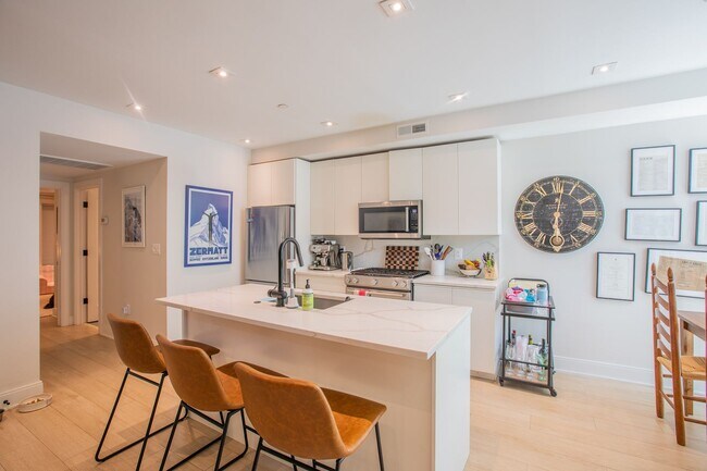 Foto del edificio - Stunning 2 BR/2 BA Condo in Lanier Heights!