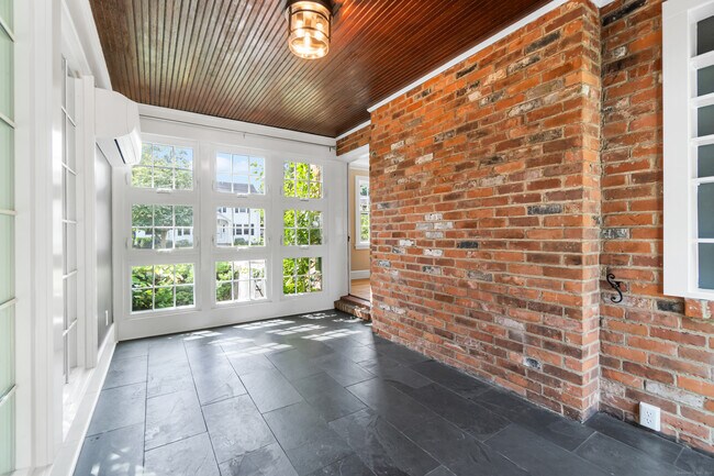 Foto del edificio - 16 Ridgewood Rd