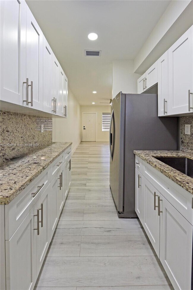 Foto del edificio - 3671 SW 11th St
