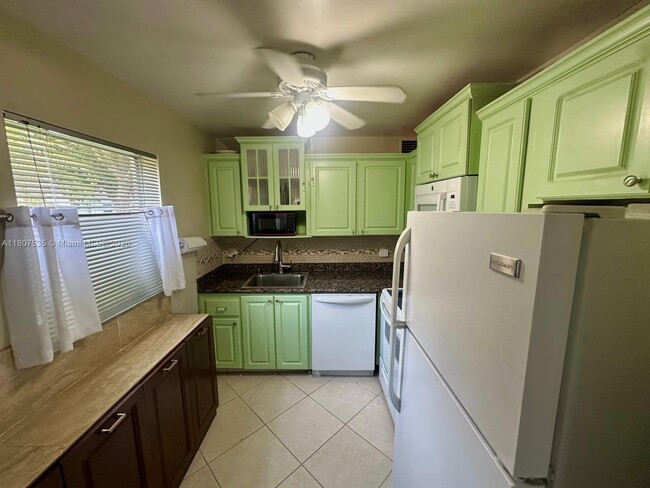 Building Photo - 445 Saxony Way