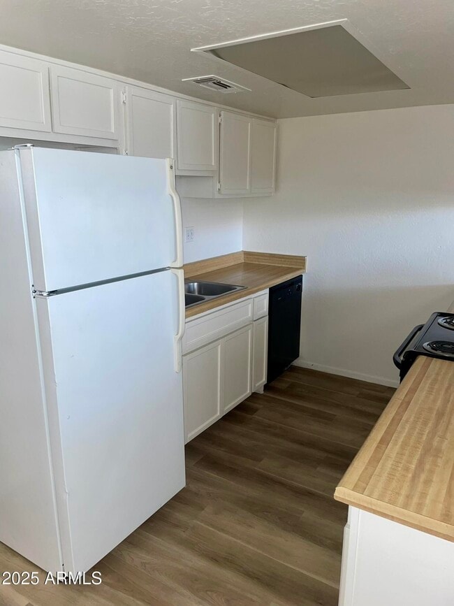 Building Photo - 2002 E Sweetwater Ave