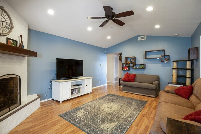 Foto del edificio - 8801 Dawnridge Cir