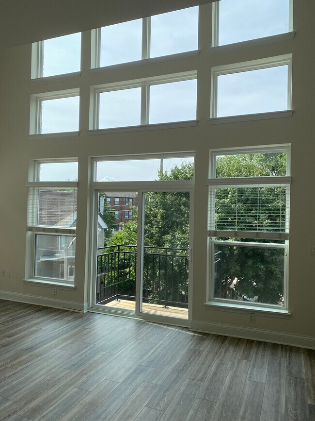Main Floor Living Space - 1550 N Warren Ave