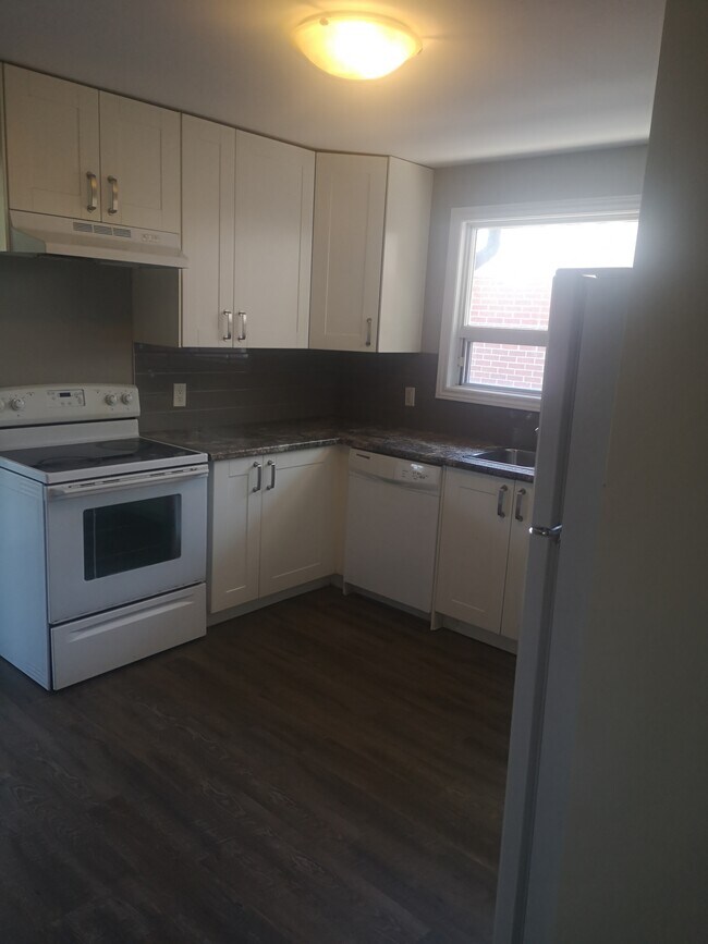 Building Photo - 3 Bedroom Main Floor Minutes From Limeridge Mall