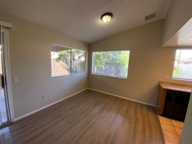 Building Photo - 6946 W Nicolet Ave