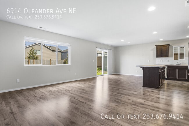 Building Photo - 6914 Oleander Ave NE