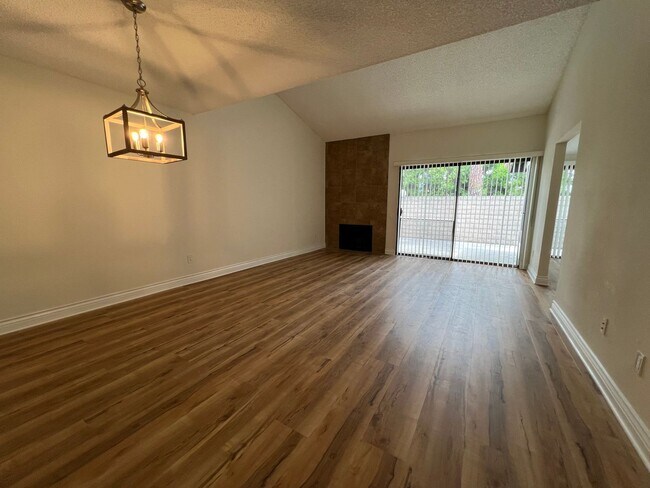 Building Photo - Gorgeous Condo Townhome at The Fountains