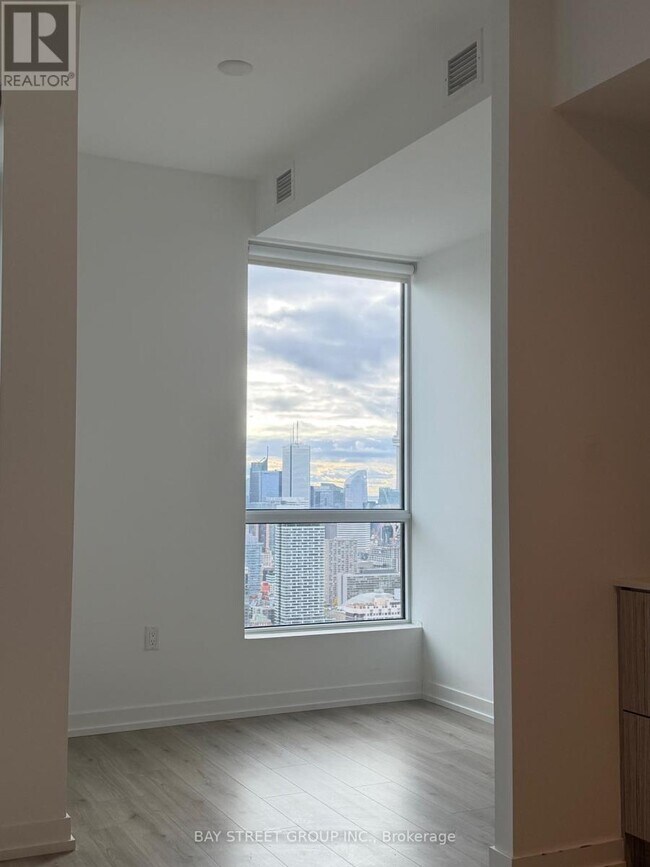 Photo du bâtiment - 395 Bloor St E