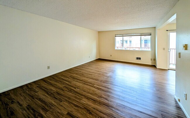 Foto del edificio - VIEW RIDGE 2 bedroom End Unit Condo in Secure Building