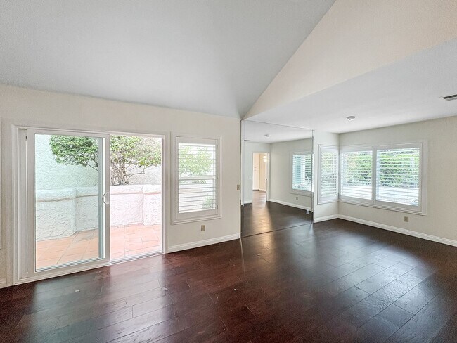 Building Photo - Beautiful 4B/3BA House w/ 2 Car Attached G...