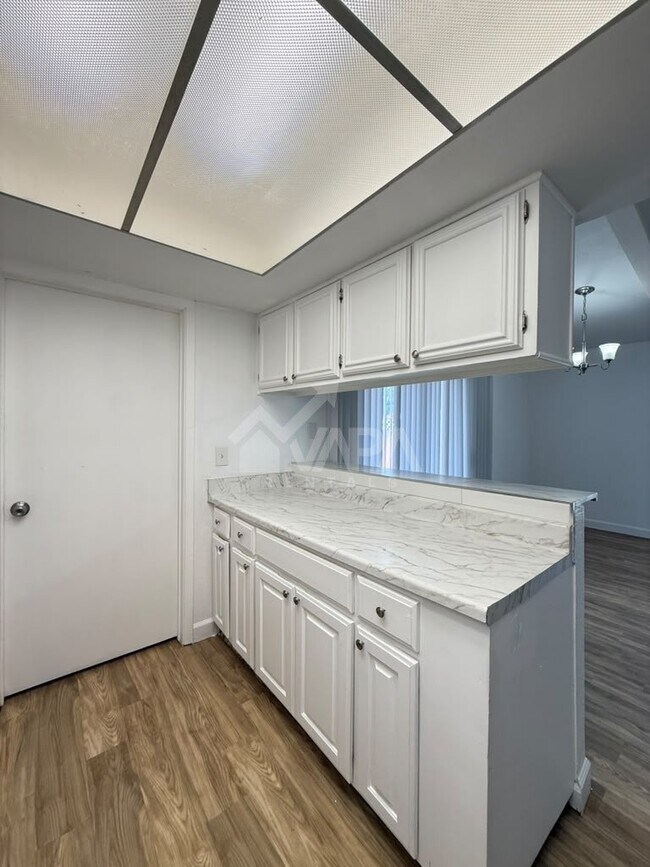Foto del edificio - 6707 Cypress Lake Dr