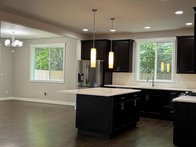 Foto del edificio - Wonderful Central Kitsap 4 bedroom in Village View neighborhood...now available