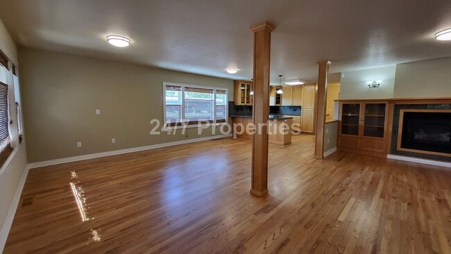 Building Photo - Spacious 4 BD | 3 BA Home OR Office - Mult...