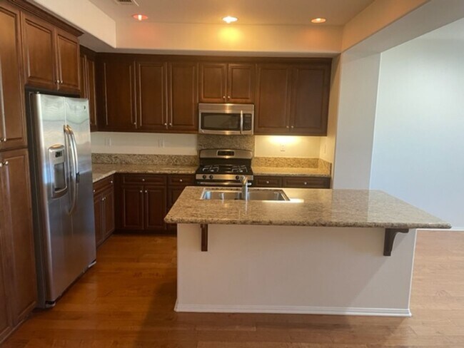 Building Photo - Stunning 3 story 3 bedroom 3 bath townhome