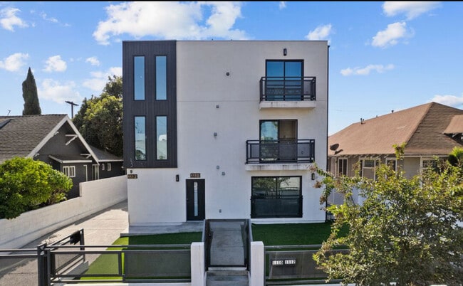 Building Photo - 1112 W 40th Pl