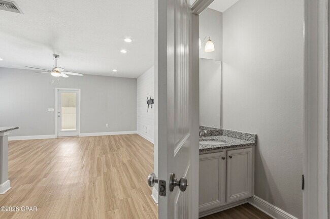 Foto del edificio - 7450 Shadow Lake Dr