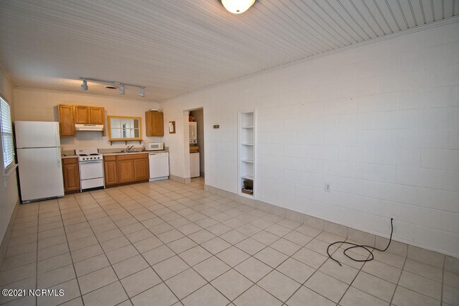 Building Photo - 2407 Emerald Dr