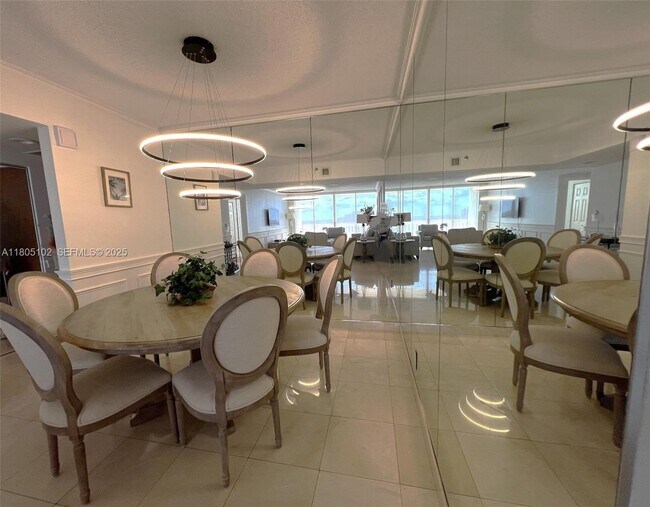 Foto del edificio - 1000 W Island Blvd