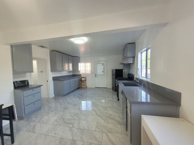 Building Photo - 10138 Arleta Ave