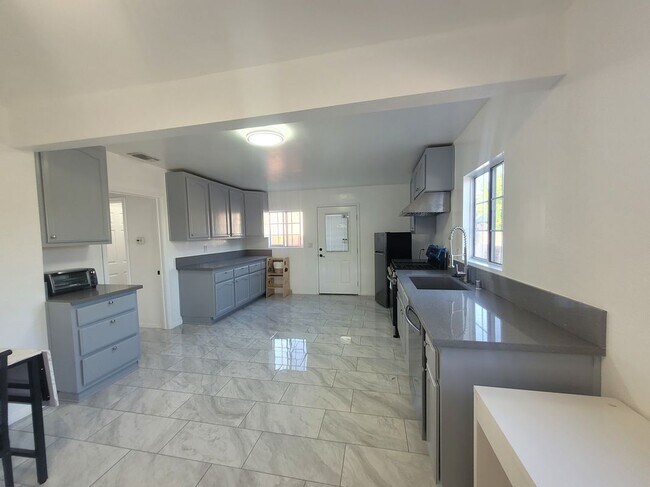 Foto del edificio - 10138 Arleta Ave