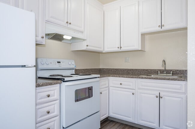 2BR, 1.5BA - 970SF - Kitchen - Dover Park Apartments