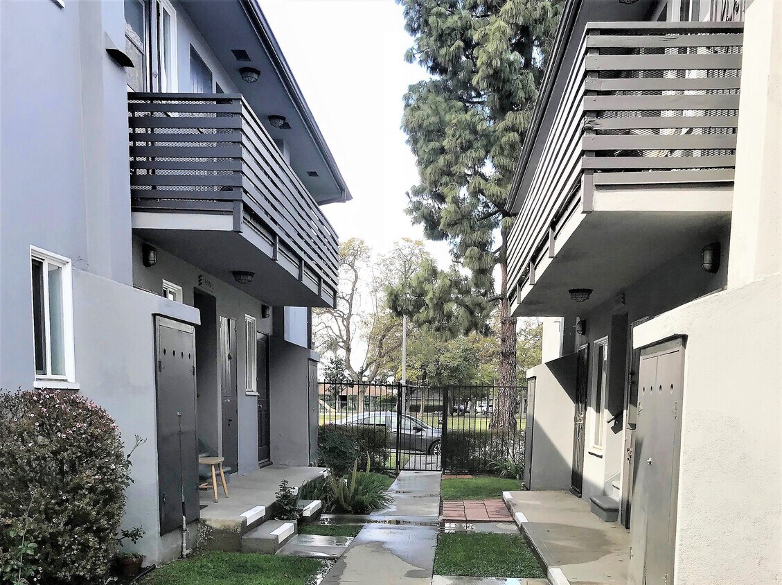 Primary Photo - 1104 E San Antonio Dr