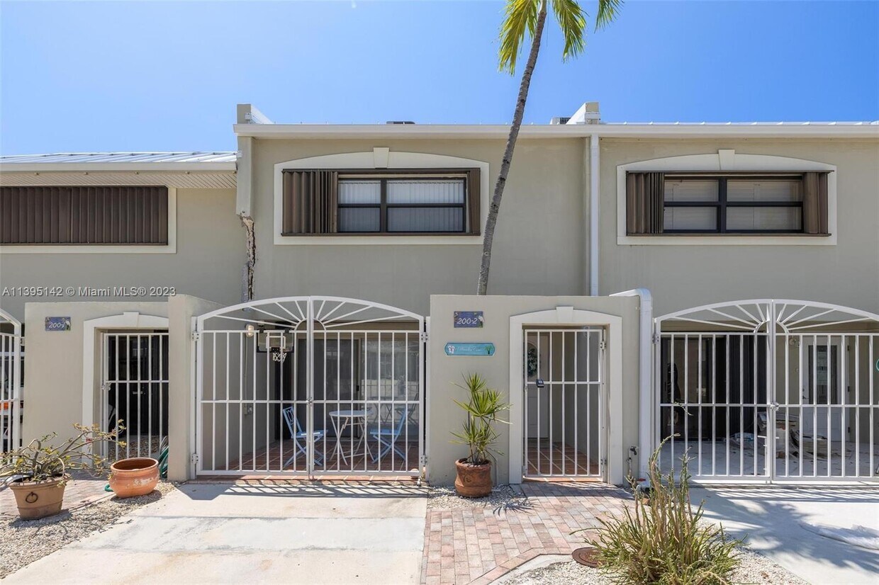 Primary Photo - 200 El Capitan Dr