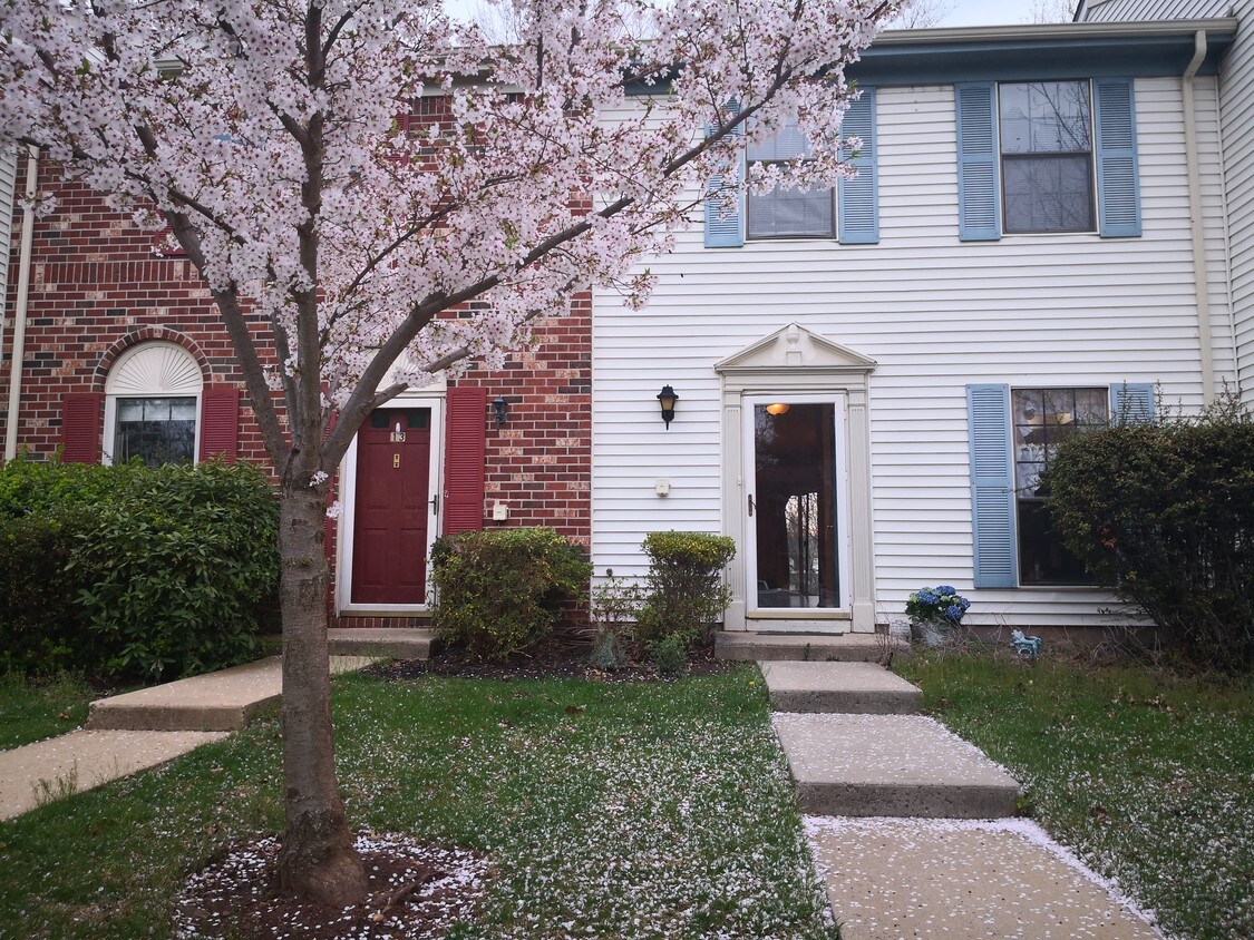 14 Pear Tree Ln, Franklin Township, NJ 08823 Townhome Rentals in