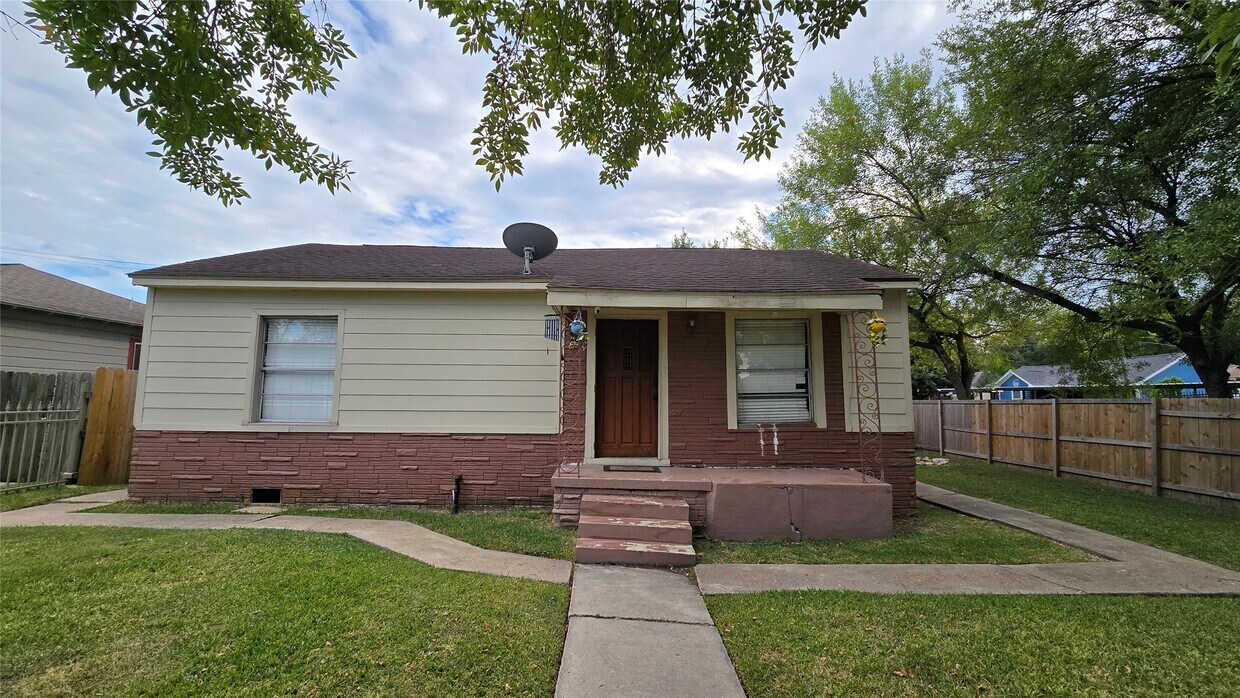 Building Photo - 2111 3rd St