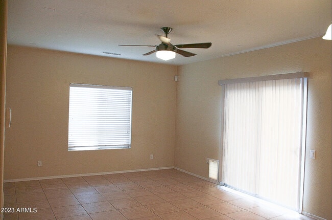 Foto del edificio - 8420 W Lewis Ave