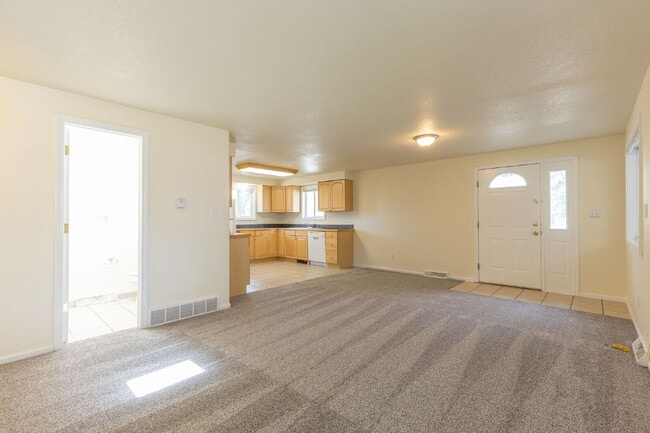 Building Photo - Two bedroom near Twin Peaks Golf Course!